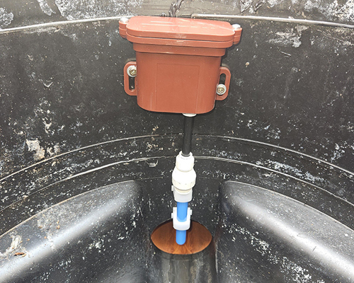 Sewer alarm fitted in a manhole
