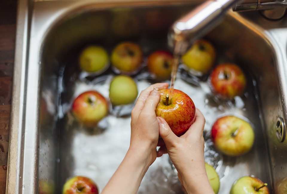 Washing apples